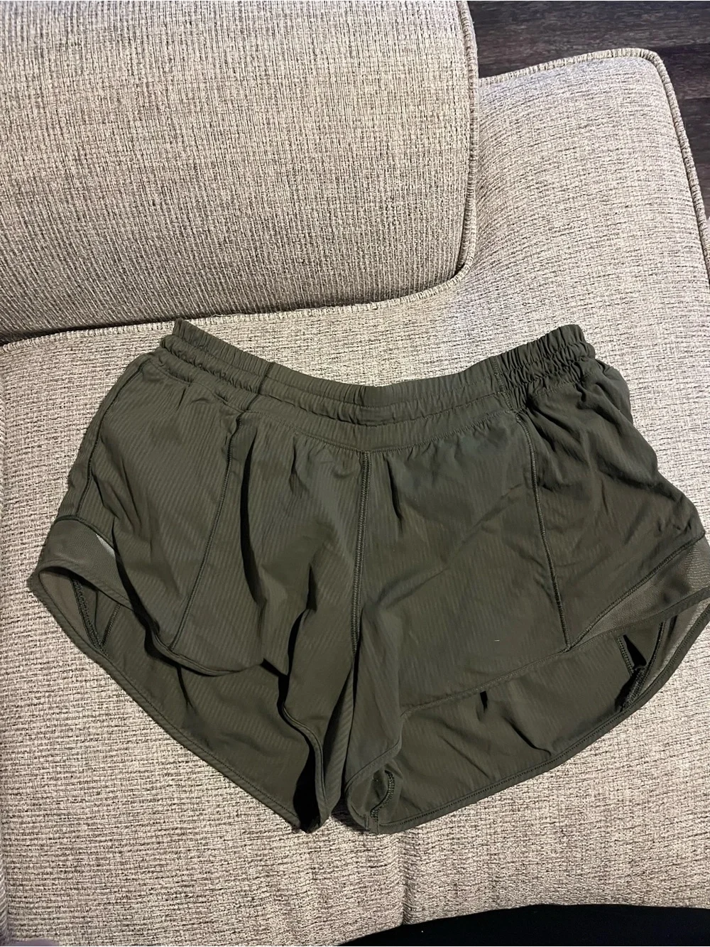lululemon hotty hot green shorts 2.5inch